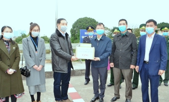 广宁省向中国广西赠送防疫物资 ảnh 1