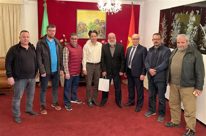 越南驻阿尔及利亚大使会见越南传统武术门派联合会代表 ảnh 1 越南驻阿尔及利亚大使会见越南传统武术门派联合会代表 ảnh 1