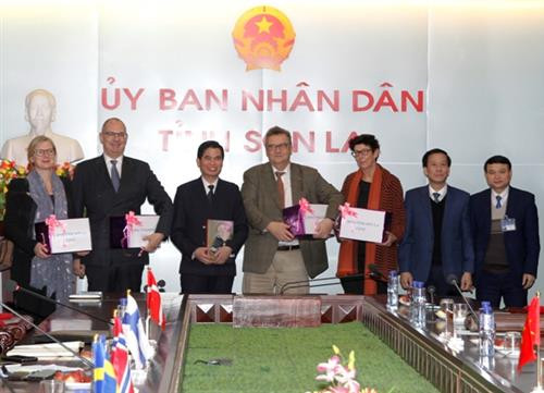 北欧各国驻越大使赴山萝省考察 ảnh 1