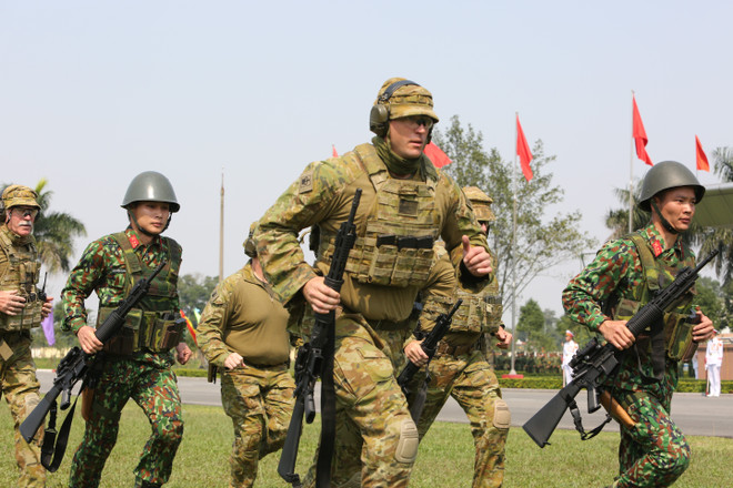 越奥军事射击技巧培训活动正式闭幕 助力深化两国防务合作关系 ảnh 1 越奥军事射击技巧培训活动正式闭幕 助力深化两国防务合作关系 ảnh 1