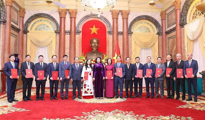 14名外交干部被授予和晋升大使衔级 ảnh 1