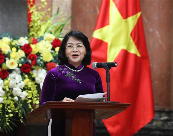 14名外交干部被授予和晋升大使衔级 ảnh 2