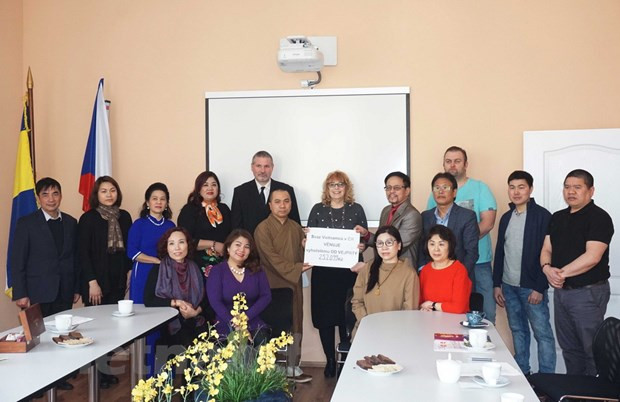 旅捷越南人向捷克一家残疾人疗养院火灾受害者提供帮助 ảnh 1 旅捷越南人向捷克一家残疾人疗养院火灾受害者提供帮助 ảnh 1