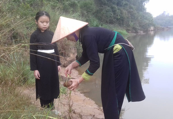 广宁省岱族同胞新年取水的美俗 ảnh 1