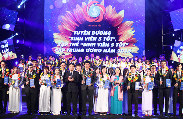“正月之星”和“五好学生”等奖项在河内颁奖 ảnh 1 “正月之星”和“五好学生”等奖项在河内颁奖 ảnh 1