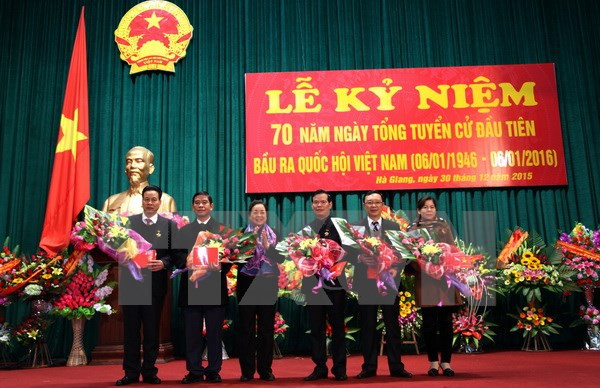 党、国家领导人会见各省历届国会代表 ảnh 2 党、国家领导人会见各省历届国会代表 ảnh 2