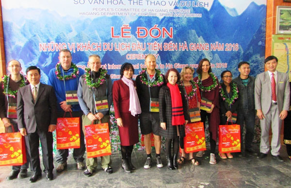 河江省同文岩石高原接待首批国际游客 ảnh 1