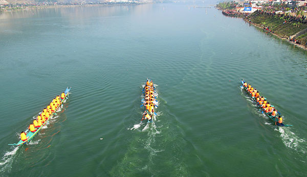 奠边省芒莱镇第二次燕尾船比赛鸣笛开赛 ảnh 1 奠边省芒莱镇第二次燕尾船比赛鸣笛开赛 ảnh 1