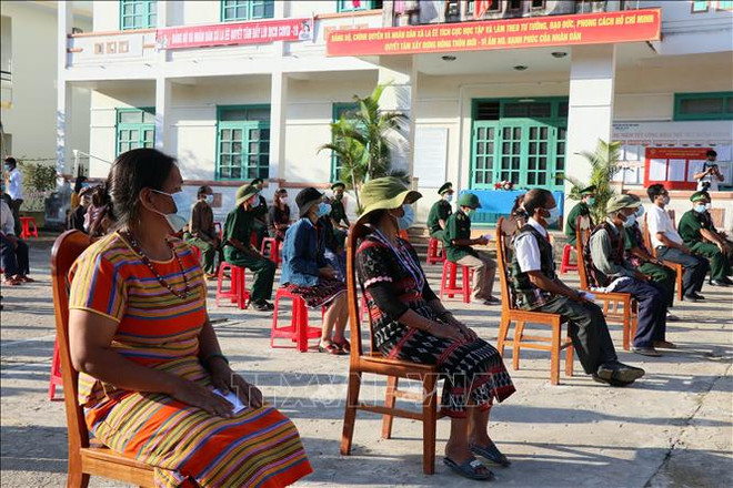 国会与各级人民议会换届选举:广南省南江县6个边界乡提前举行投票 ảnh 2 国会与各级人民议会换届选举:广南省南江县6个边界乡提前举行投票 ảnh 2