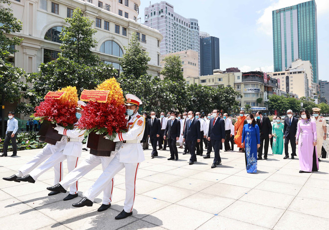 越南国家主席阮春福敬香缅怀胡志明主席 ảnh 2 越南国家主席阮春福敬香缅怀胡志明主席 ảnh 2