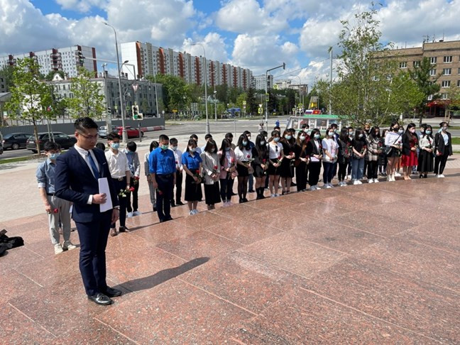 胡志明主席塑像屹立在东北蓝天下 ảnh 1 胡志明主席塑像屹立在东北蓝天下 ảnh 1