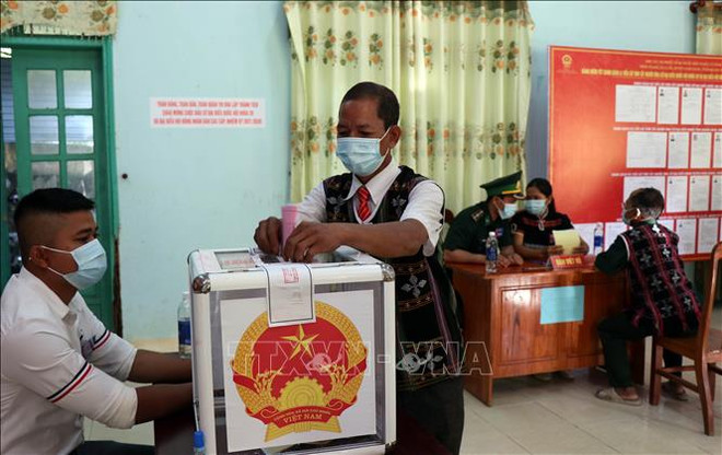 国会与各级人民议会换届选举:广南省南江县6个边界乡提前举行投票 ảnh 3 国会与各级人民议会换届选举:广南省南江县6个边界乡提前举行投票 ảnh 3