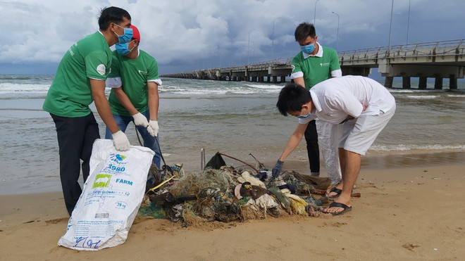 越南海警力量同居民携手展开海滩清洁活动 ảnh 1 越南海警力量同居民携手展开海滩清洁活动 ảnh 1
