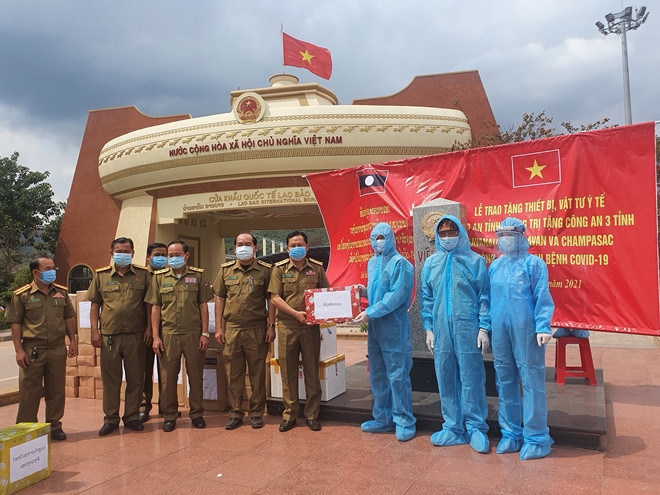 新冠肺炎疫情:广治省向老挝沙湾拿吉和沙拉湾两省三个县捐赠防疫物资 ảnh 1 新冠肺炎疫情:广治省向老挝沙湾拿吉和沙拉湾两省三个县捐赠防疫物资 ảnh 1