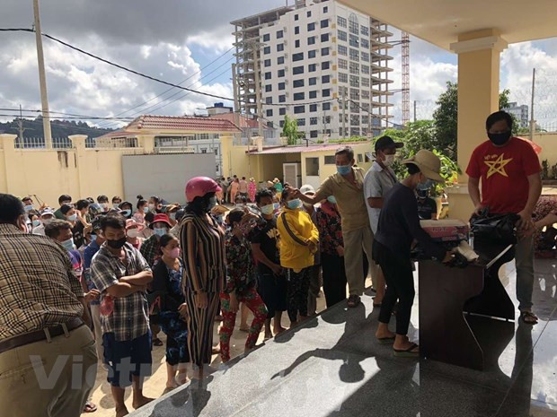 向困难的越裔柬埔寨人家庭发放救济品 ảnh 1