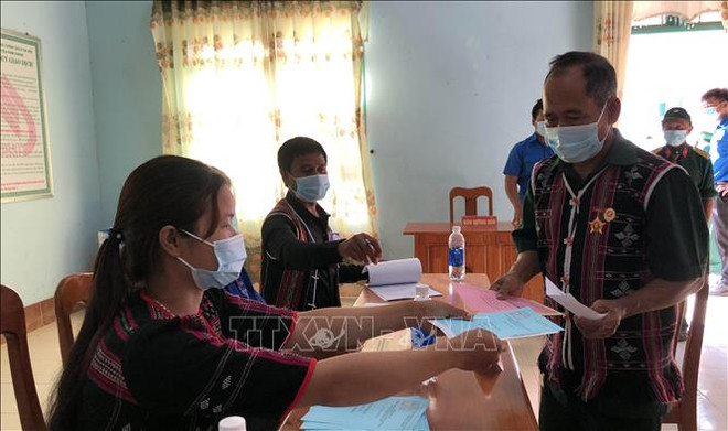 国会与各级人民议会换届选举:广南省南江县6个边界乡提前举行投票 ảnh 1 国会与各级人民议会换届选举:广南省南江县6个边界乡提前举行投票 ảnh 1