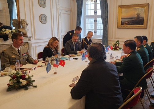 黄春战上将会见法国政府负责老兵事务的国务秘书帕特里夏·米拉莱斯 ảnh 1