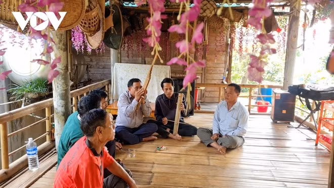 布鲁-云乔族特色文化的守护者——胡充 ảnh 1