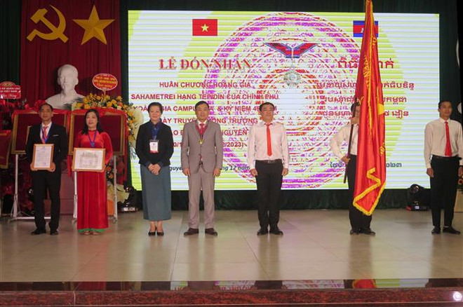 为老挝和柬埔寨人力资源培训和发展工作做出积极的贡献 ảnh 1 为老挝和柬埔寨人力资源培训和发展工作做出积极的贡献 ảnh 1