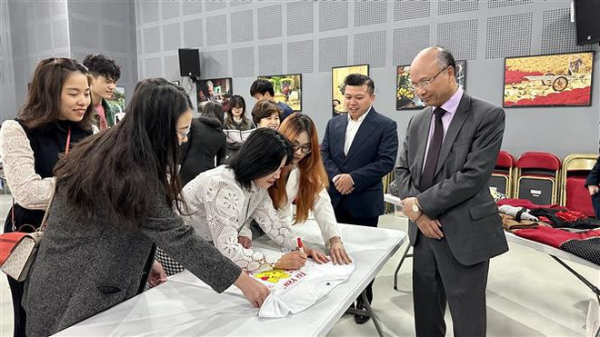 在法越南青年学生举办爱心义卖活动支援黄沙和长沙军民 ảnh 1 在法越南青年学生举办爱心义卖活动支援黄沙和长沙军民 ảnh 1