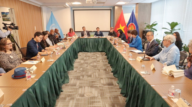 越共中央对外部副部长吴黎文会见支持越南的美国友人 ảnh 1 越共中央对外部副部长吴黎文会见支持越南的美国友人 ảnh 1