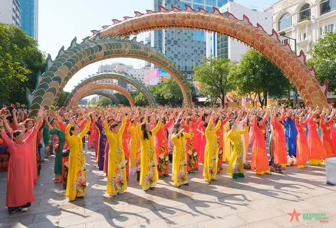 胡志明市奥黛节参与人数近350万人次 ảnh 1 胡志明市奥黛节参与人数近350万人次 ảnh 1