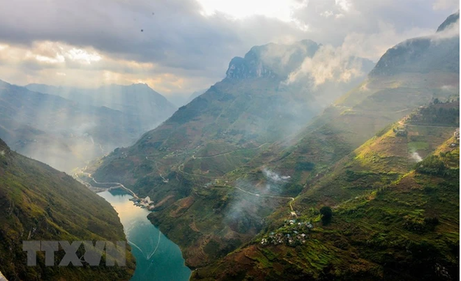 同文岩石高原民族同胞靠旅游脱了贫 ảnh 1