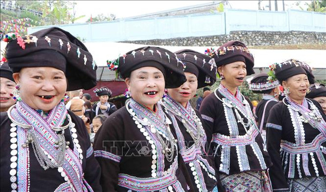 老族同胞的染黑牙习俗 ảnh 1 老族同胞的染黑牙习俗 ảnh 1