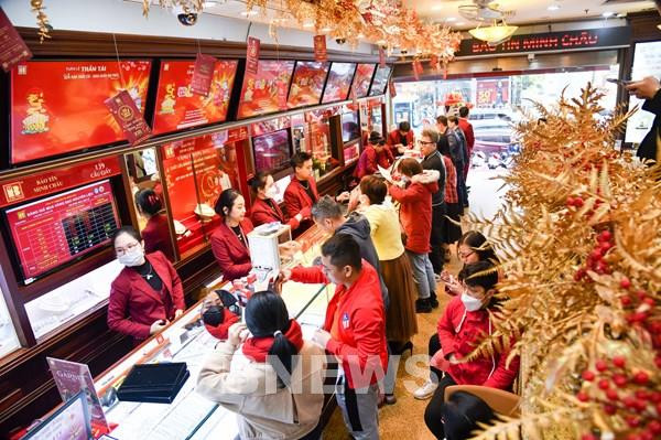 2月1日上午越南国内一两黄金卖出价下降30万越盾 ảnh 1