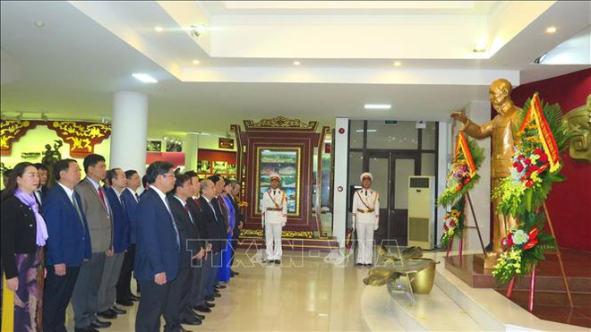 越南共产党建党93周年:“家乡—国家—春季”主题海报展在顺化市举行 ảnh 1 越南共产党建党93周年:“家乡—国家—春季”主题海报展在顺化市举行 ảnh 1