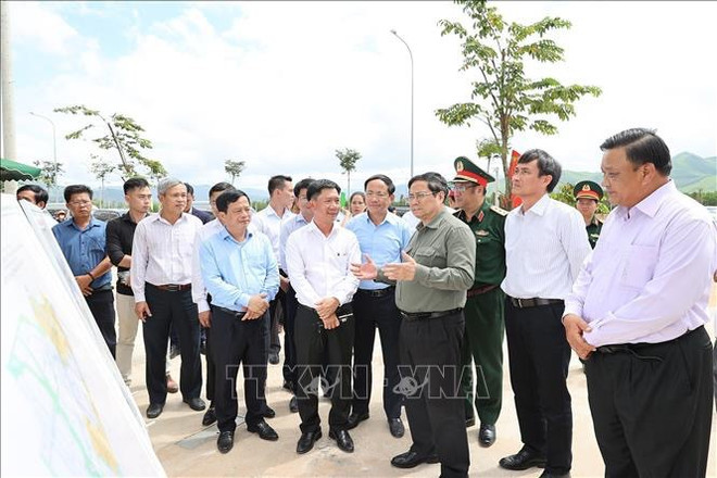 政府总理范明政视察平定省一些基础设施工程 ảnh 1 政府总理范明政视察平定省一些基础设施工程 ảnh 1
