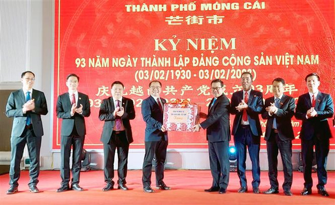 中国东兴市委代表团赴芒街市庆祝越南建党节并出席系列活动 ảnh 1