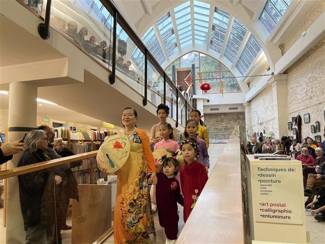 加强越南各地与法国桑特市之间的合作 ảnh 2 加强越南各地与法国桑特市之间的合作 ảnh 2