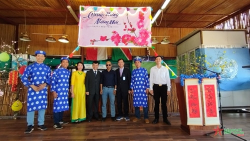 越南蓝色贝雷帽战士与国际友人举行迎春活动 ảnh 1 越南蓝色贝雷帽战士与国际友人举行迎春活动 ảnh 1