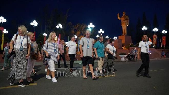 芹苴市首次迎接载有国际游客的五星级游轮 ảnh 2 芹苴市首次迎接载有国际游客的五星级游轮 ảnh 2