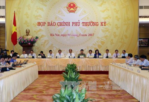 越南政府4月份例行记者会就舆论关注的问题进行解答 ảnh 1 越南政府4月份例行记者会就舆论关注的问题进行解答 ảnh 1