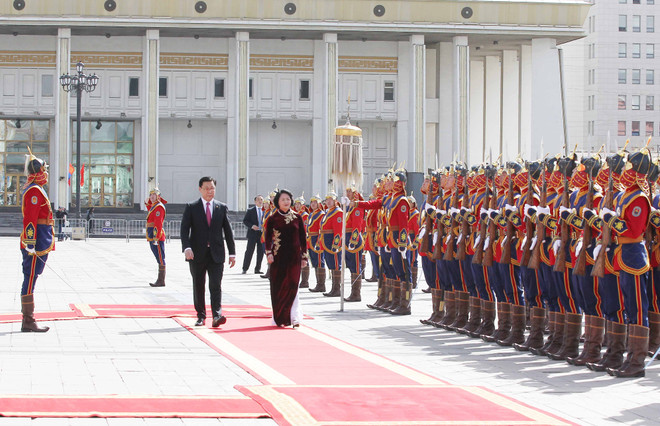 越南国家副主席邓氏玉盛分别会见蒙古国领导人 ảnh 1