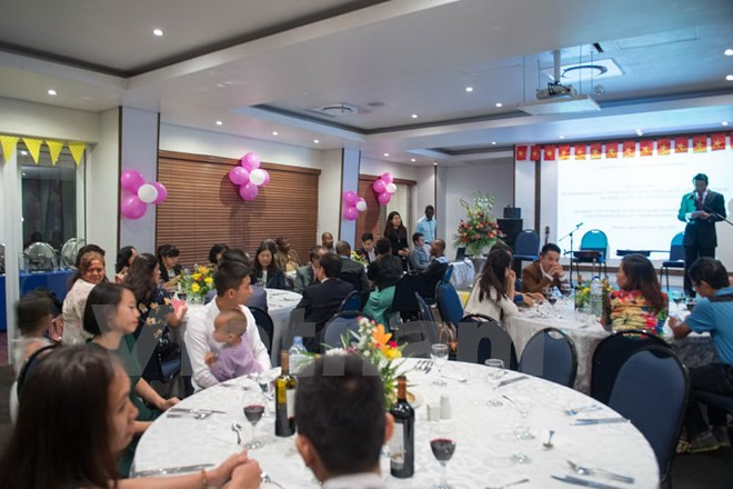 旅外越南人纷纷举行越南南方解放、国家统一42周年纪念活动 ảnh 2 旅外越南人纷纷举行越南南方解放、国家统一42周年纪念活动 ảnh 2