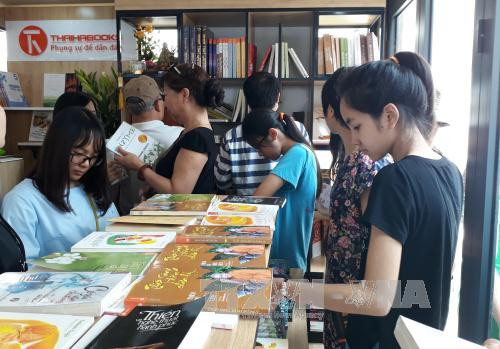 河内图书街今日开街 为读者创造阅读空间 ảnh 1 河内图书街今日开街 为读者创造阅读空间 ảnh 1