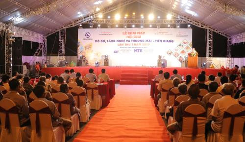 2017年前江省手工艺村与木制品贸易展览会昨晚开展 ảnh 1 2017年前江省手工艺村与木制品贸易展览会昨晚开展 ảnh 1