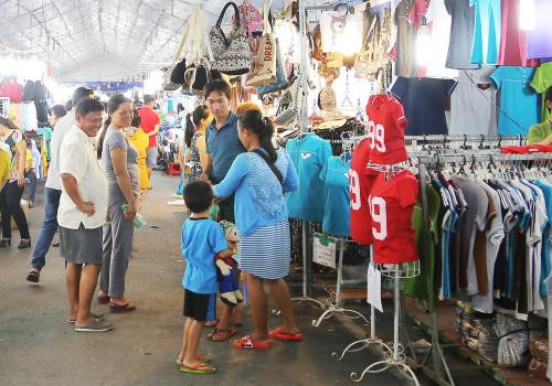 2017年前江省手工艺村与木制品贸易展览会昨晚开展 ảnh 2 2017年前江省手工艺村与木制品贸易展览会昨晚开展 ảnh 2