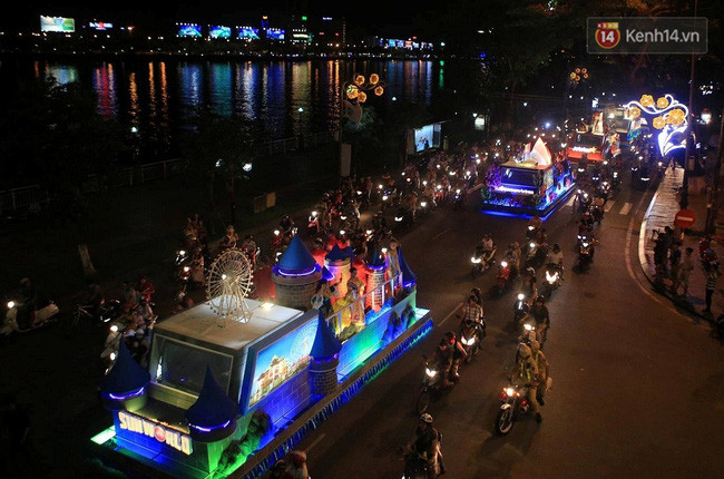 岘港市环城巡游活动热闹登场 ảnh 1 岘港市环城巡游活动热闹登场 ảnh 1