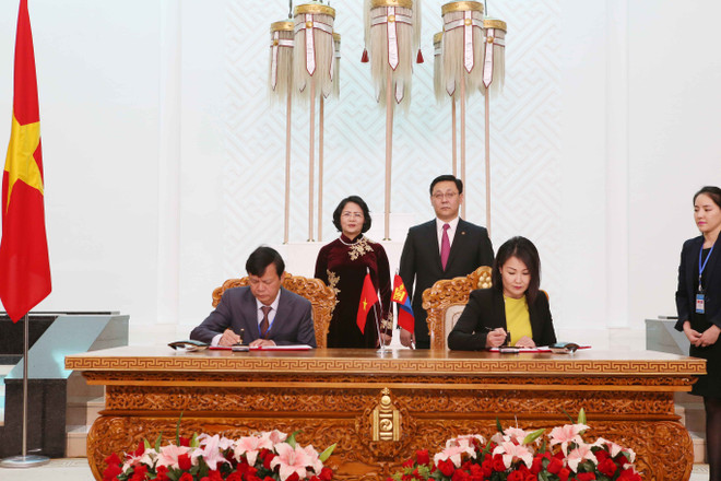 越南国家副主席邓氏玉盛分别会见蒙古国领导人 ảnh 3