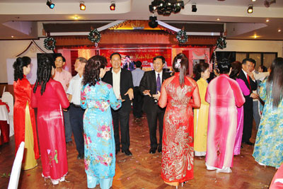 旅居老挝川圹省越南人喜迎2017丁酉年新春 ảnh 1