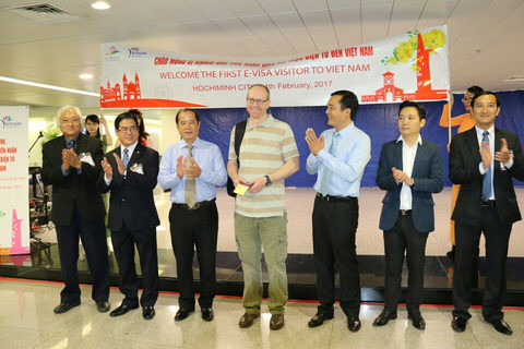 胡志明市迎来首位持电子签证的国际游客 ảnh 1 胡志明市迎来首位持电子签证的国际游客 ảnh 1