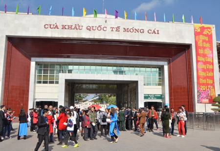 春节期间大量游客游览芒街市 ảnh 1