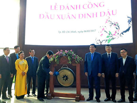 胡志明市证券交易所举行2017年新年开市仪式 ảnh 1 胡志明市证券交易所举行2017年新年开市仪式 ảnh 1