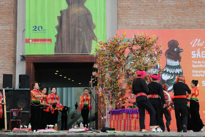 越南民族学博物馆举行 “喜迎2017年丁酉春节—山罗文化色彩”活动 ảnh 1