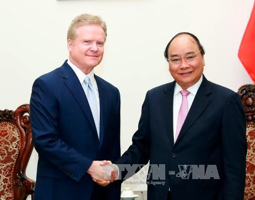 越南政府总理阮春福会见美国前参议员詹姆斯·韦伯 ảnh 1 越南政府总理阮春福会见美国前参议员詹姆斯·韦伯 ảnh 1