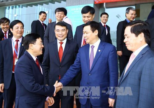 越南政府副总理王廷惠来到两家银行“冲年喜” ảnh 2 越南政府副总理王廷惠来到两家银行“冲年喜” ảnh 2